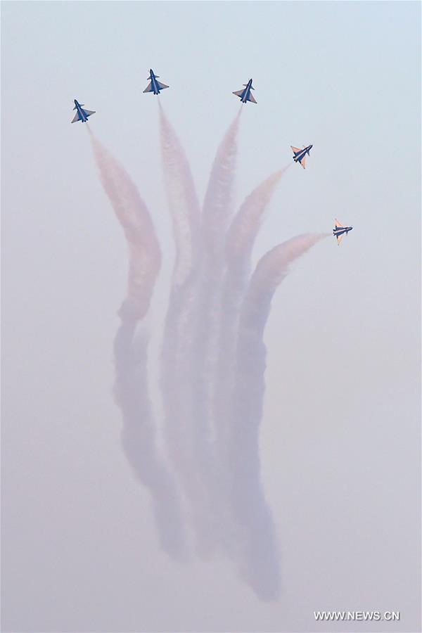 (国际)(2)中国空军八一飞行表演队亮相迪拜航展