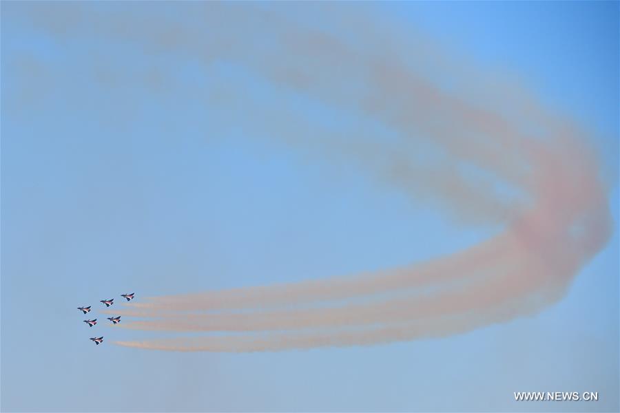 （国际）（4）中国空军八一飞行表演队亮相迪拜航展