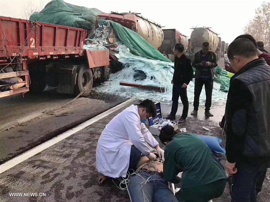 （XHDW）安徽境内高速路连环交通事故已致7人遇难