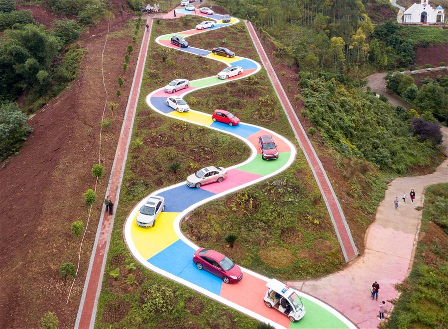 （社会）（3）重庆景区打造彩色S型公路 市民排队体验
