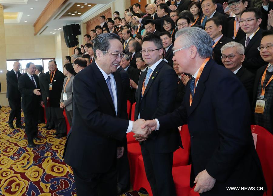 （时政）俞正声会见第三届两岸媒体人北京峰会与会代表 