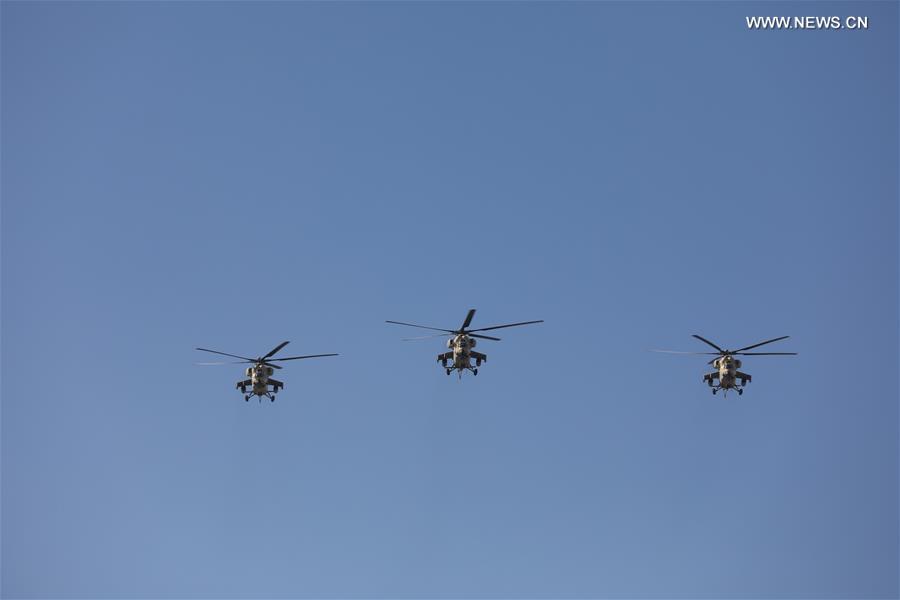 الصورة: القوات العراقية تبدأ استعراضا عسكريا احتفالا بالنصر على داعش