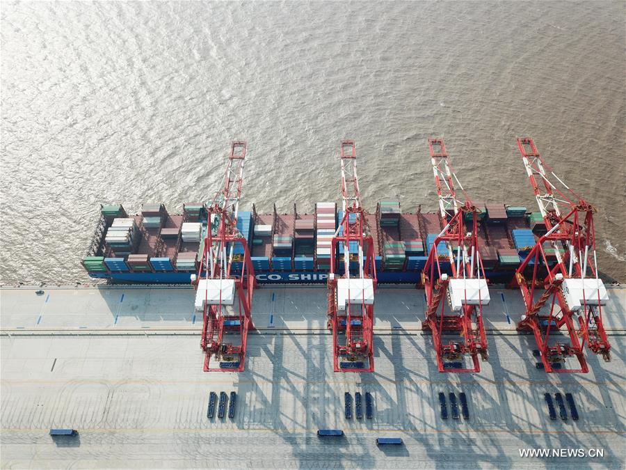 （经济）（1）上海洋山深水港四期自动化码头开港试生产
