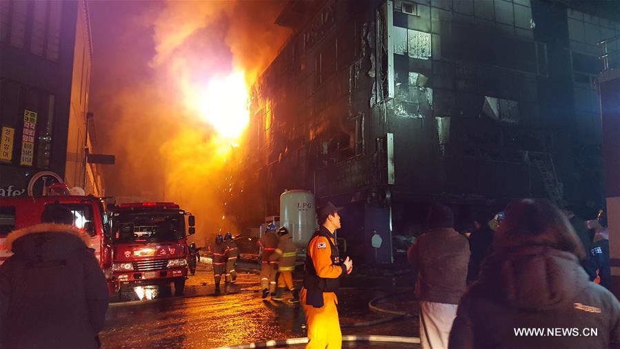 （国际）（1）韩国堤川市一运动中心发生火灾 已造成16人死亡