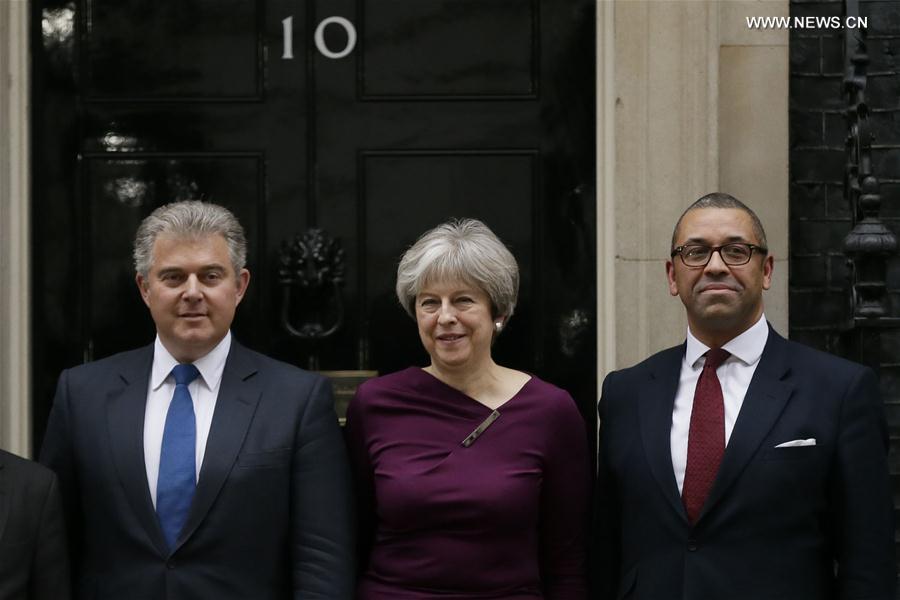 （国际）（1）英国首相改组内阁 重臣悉数留任