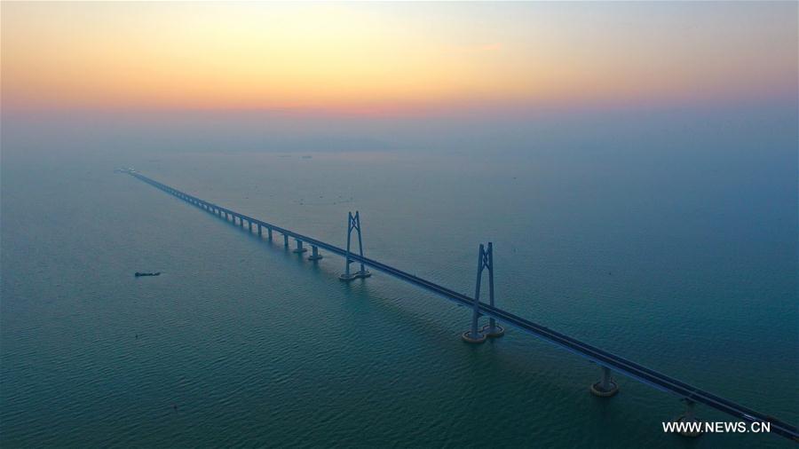 الصورة: العمل الرئيسي على أطول جسر بحري في العالم يجتاز التقييم