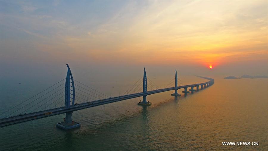 الصورة: العمل الرئيسي على أطول جسر بحري في العالم يجتاز التقييم