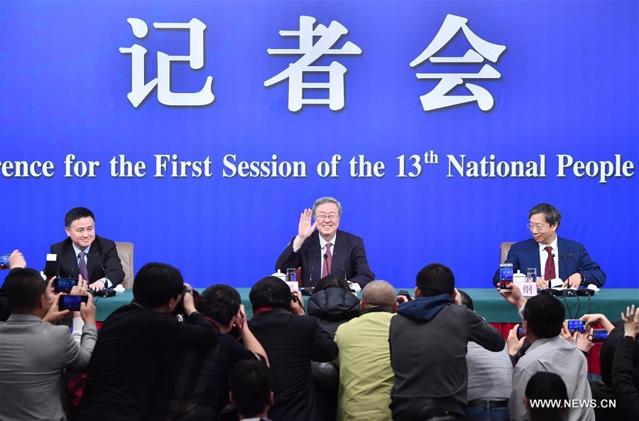 الصورة: محافظ البنك المركزي الصيني يجيب أسئلة الصحفيين على هامش الدورة البرلمانية  السنوية