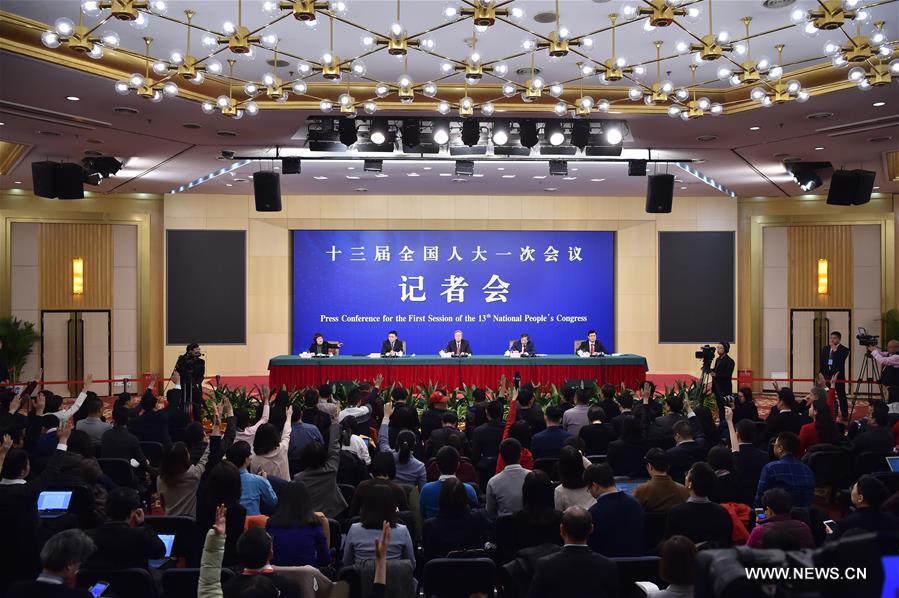 الصورة: محافظ البنك المركزي الصيني يجيب أسئلة الصحفيين على هامش الدورة البرلمانية  السنوية