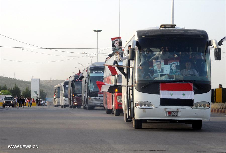الصورة: مئات النازحين السوريين يغادرون من جنوب لبنان إلى سوريا