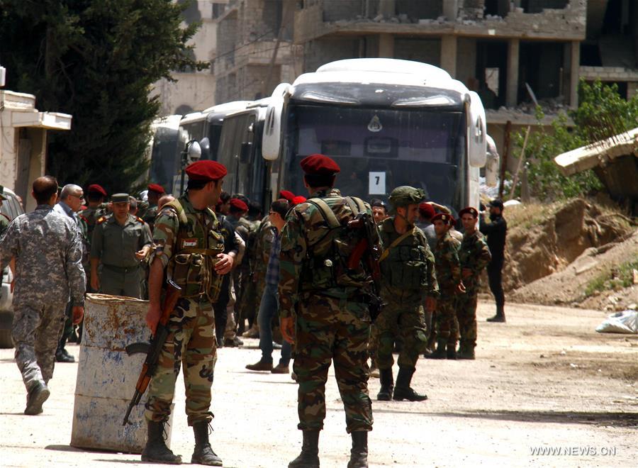 الصورة: بدء تنفيذ الاتفاق القاضي بإخراج متمردين من 3 بلدات جنوب دمشق إلى الشمال السوري
