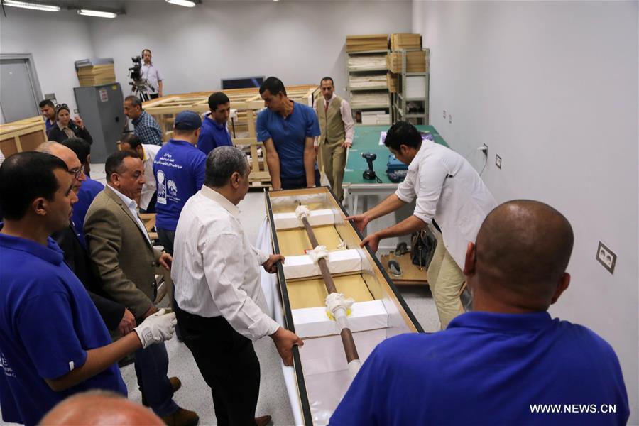 الصورة: مصر: نقل عجلة حربية للملك الفرعوني توت عنخ آمون إلى المتحف الكبير