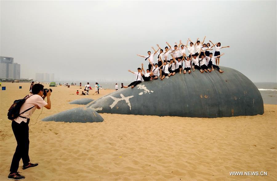 الصورة: صور تخرج تذكارية على شواطئ البحر في شمالي الصين