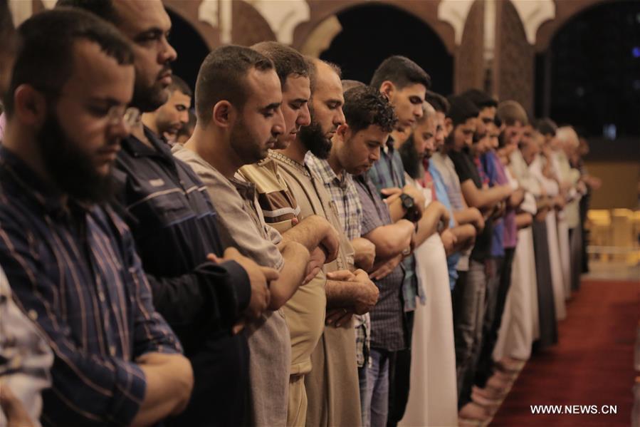 الصورة: صلاة التراويح خلال شهر رمضان في غزة