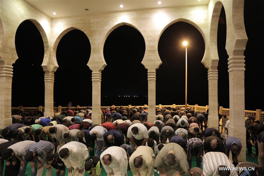 الصورة: صلاة التراويح خلال شهر رمضان في غزة