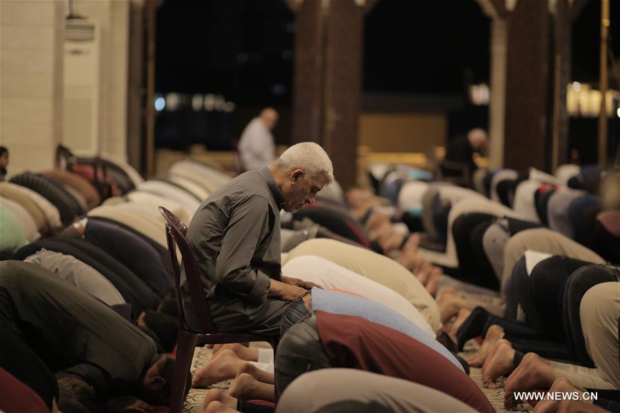 الصورة: صلاة التراويح خلال شهر رمضان في غزة