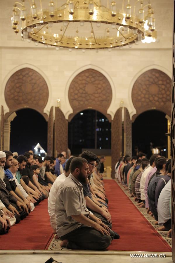 الصورة: صلاة التراويح خلال شهر رمضان في غزة
