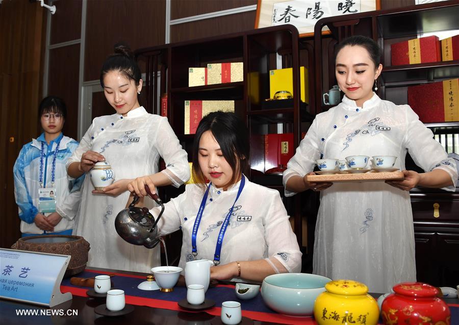 الصورة: عرض فني للشاي في المركز الإعلامي لقمة منظمة شانغهاي للتعاون في تشينغداو