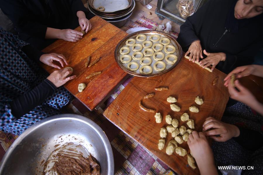 الصورة: نساء فلسطينيات يقمن بإعداد الكعك قبل عيد الفطر في غزة 