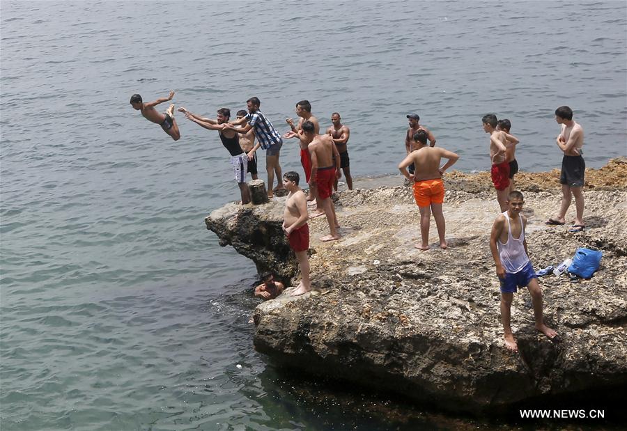 الصورة: اللبنانيون يتوجهون إلى الشواطئ للهروب من حرارة الصيف
