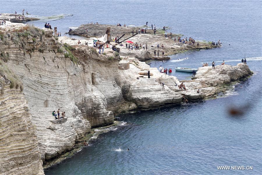 الصورة: اللبنانيون يتوجهون إلى الشواطئ للهروب من حرارة الصيف