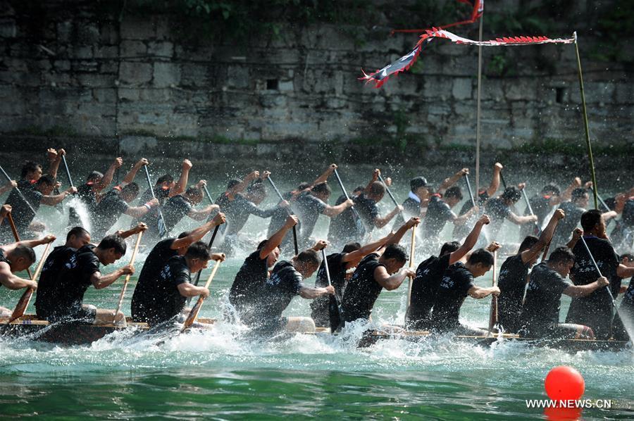 الصورة: الاحتفال بمهرجان قوارب التنين في الصين