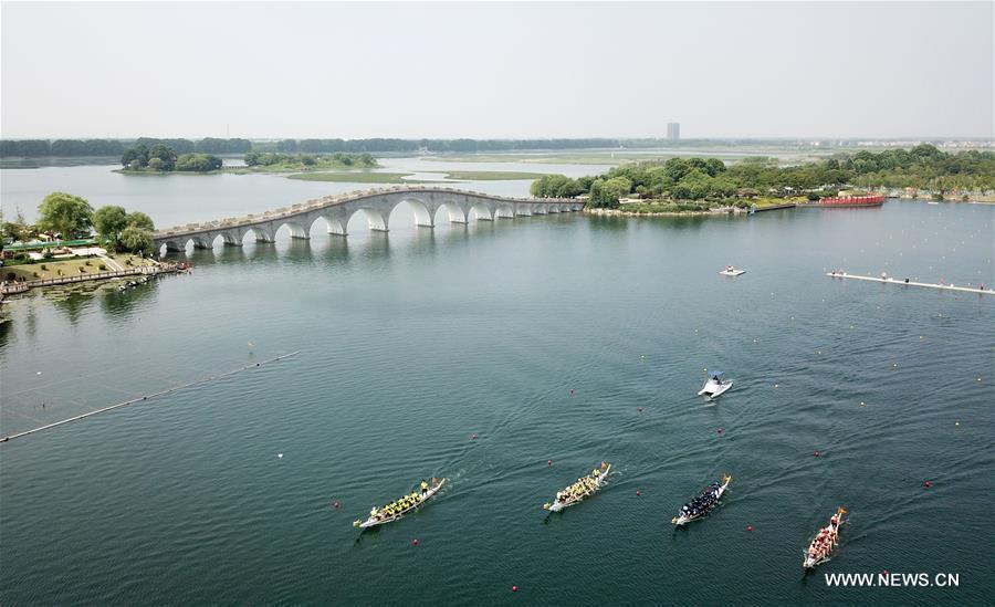 الصورة: جامعات عالمية تشارك في سباقات قوارب التنين بالصين