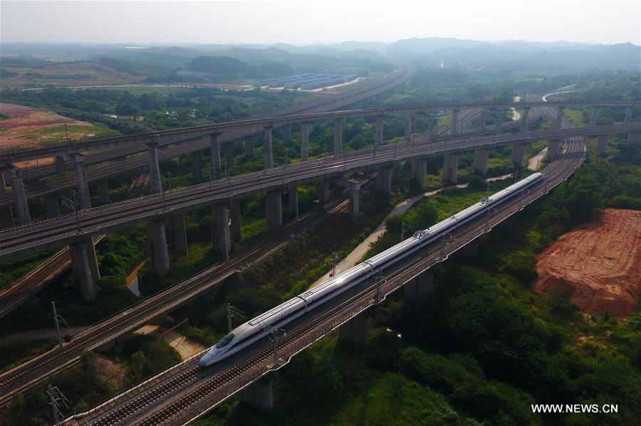 الصورة: خطوط سكك الحديد في قوانغشي بجنوبي الصين