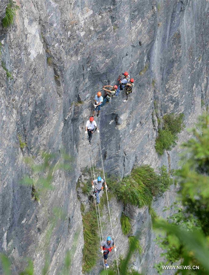 الصورة: متسلقون للجبال في الصين