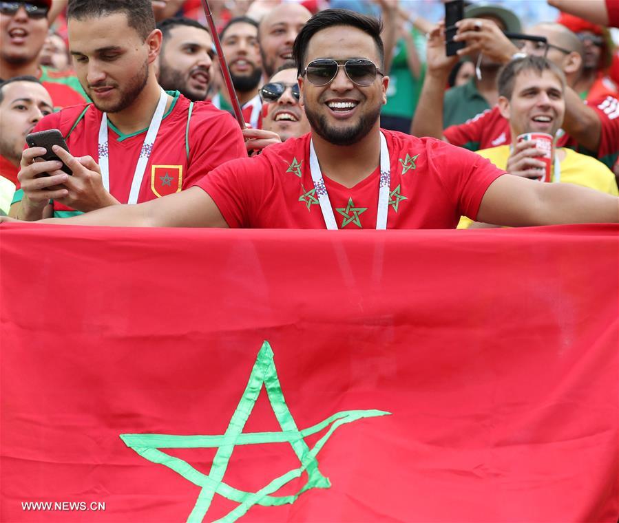 الصورة: الجماهير المغربية تحتفل قبل مباراة البرتغال والمغرب