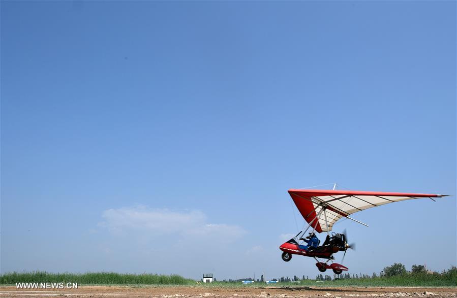 الصورة: مزارع  يحقق حلمه بصنع وقيادة طائرة في شمال غربي الصين