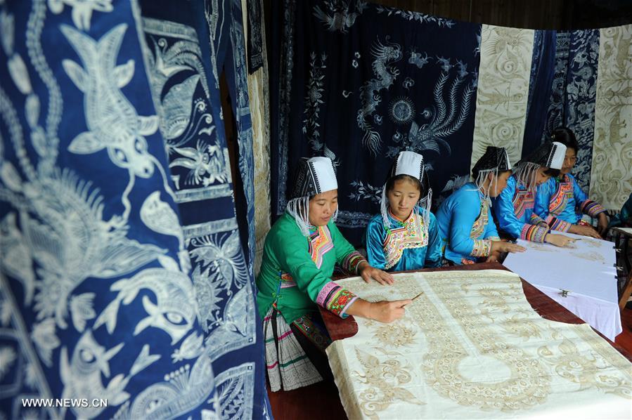 الصورة: أسلوب تقليدي للصباغة بالشمع يساعد قومية مياو على تخفيف الفقر في جنوب غربي الصين