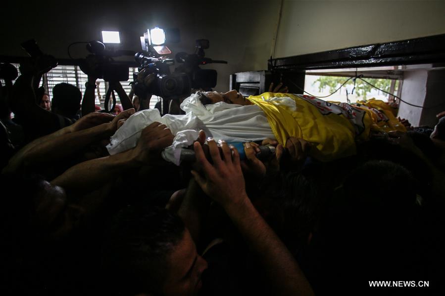 الصورة: مقتل طفلين فلسطينيين وإصابة 10 آخرين في قصف للطيران الإسرائيلي في غزة