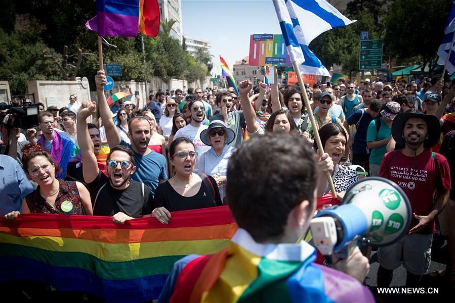 الصورة : مظاهرة في القدس احتجاجا على عدم السماح للمثليين جنسيا بالاستعانة بأم بديلة 
