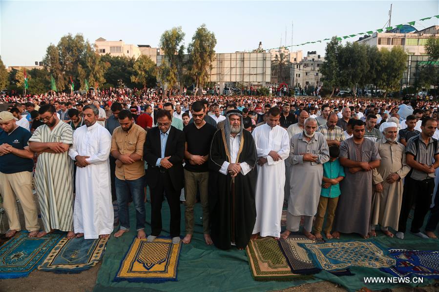 الصورة : صلاة عيد الأضحى في غزة 