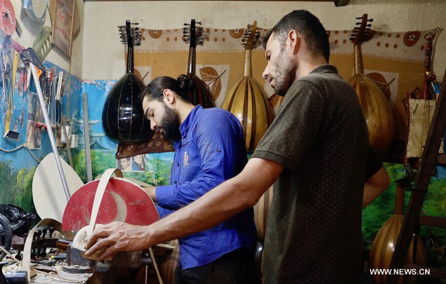 الصورة: صناعة العود في بغداد