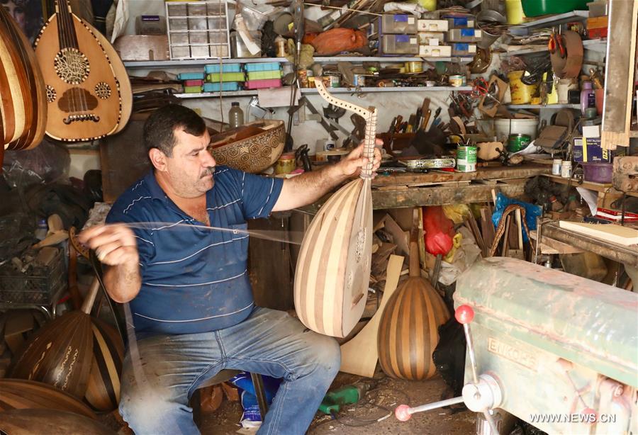 الصورة: صناعة العود في بغداد