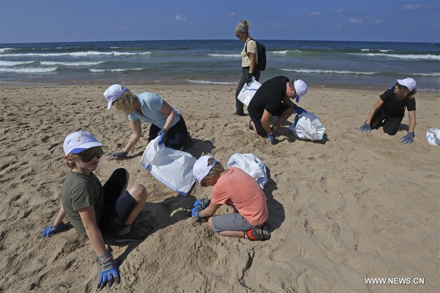 الصورة: حملة لتنظيف الشواطئ في لبنان