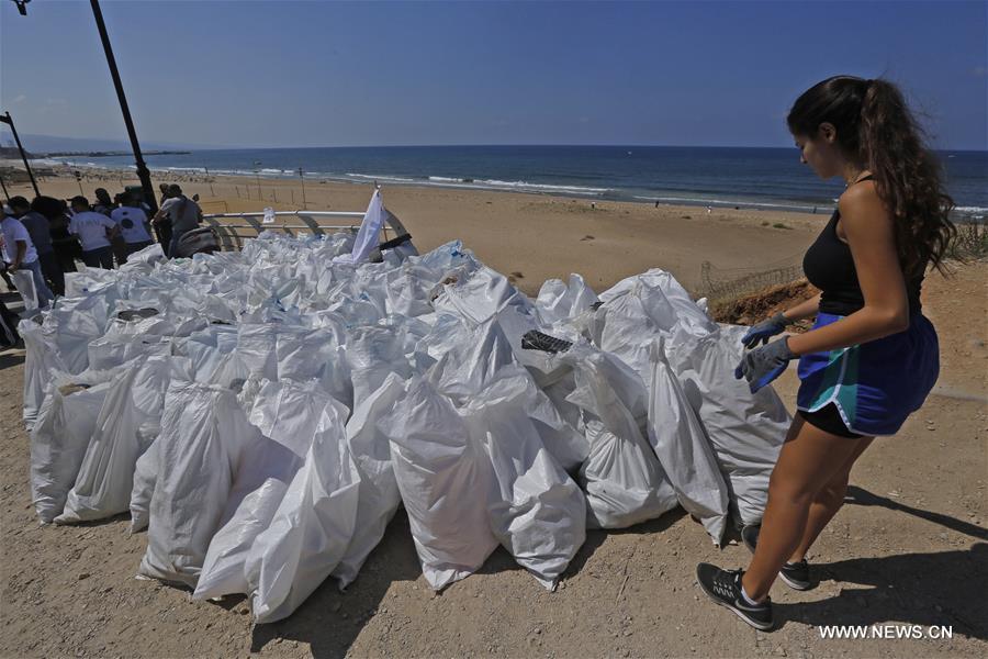 الصورة: حملة لتنظيف الشواطئ في لبنان 