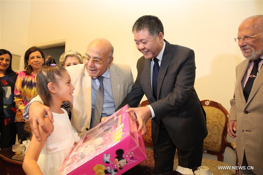 الصورة : السفارة الصينية في لبنان تقدم حقائب مدرسية لأبناء دار الايتام الاسلامية 