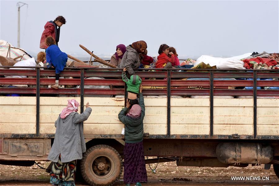 الصورة : عودة مشردين سوريين بمحافظة إدلب السورية 