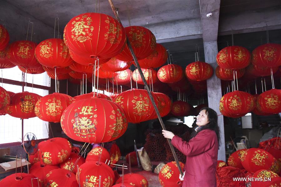  الصورة: تصنيع الفوانيس لاستقبال عيد الربيع التقليدي في الصين 