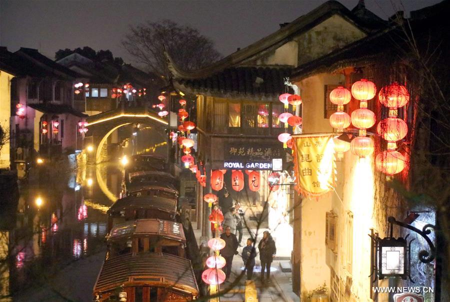 الصورة: فوانيس ملونة تضيء ليل سوتشو شرقي الصين