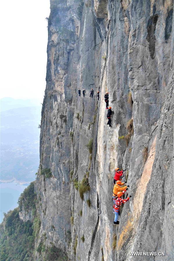 الصورة: سياح يتسلقون الصخور في أنشي بمقاطعة هوبي الصينية