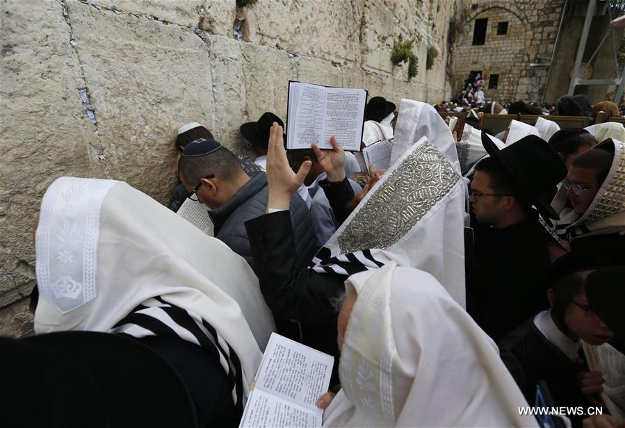 الصورة : الاحتفال بعيد الفصح اليهودي في القدس القديمة 