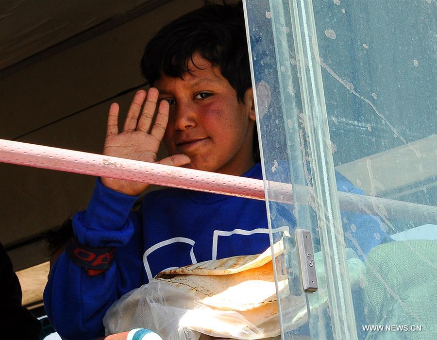 الصورة : عودة لاجئين سوريين من مخيم الركبان إلى حمص 