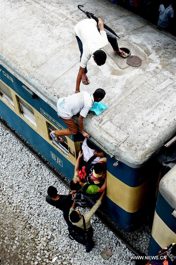 الصورة: المسلمون في بنجلاديش يستعدون للاحتفال بعيد الفطر