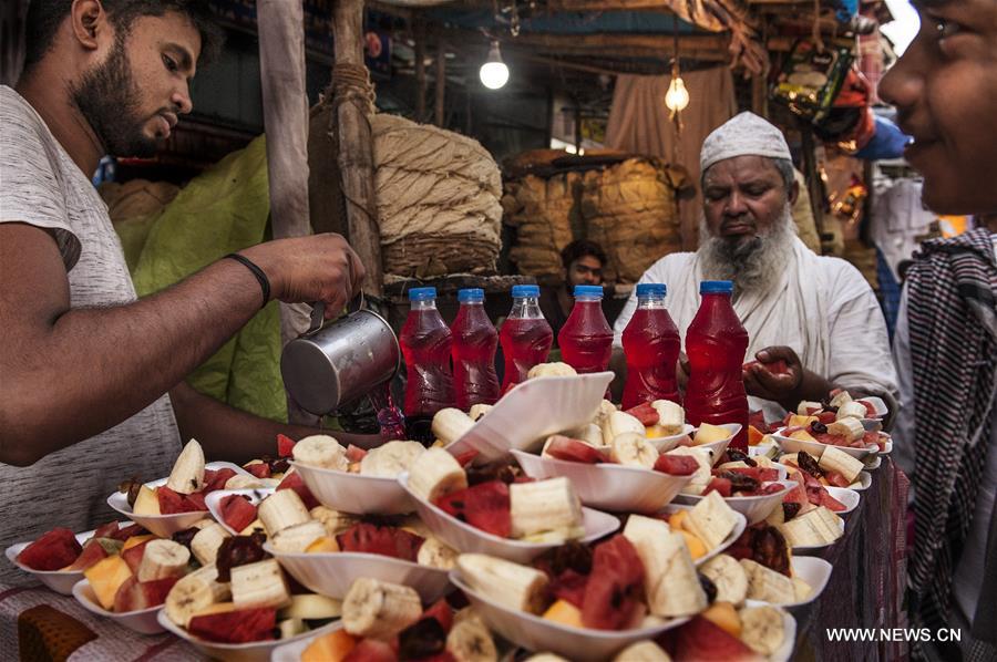 الصورة: تجهيز الإفطار الرمضاني في الهند