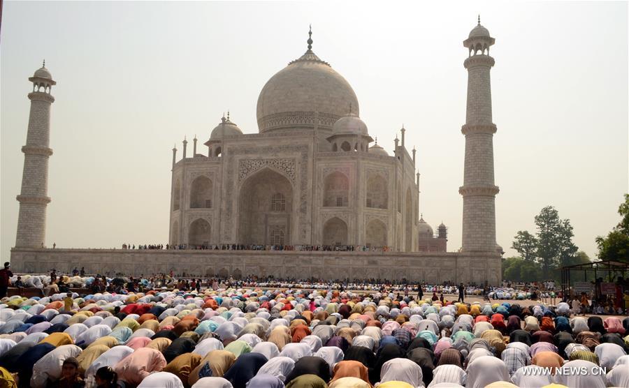 الصورة : صلاة عيد الفطر في تاج محل 