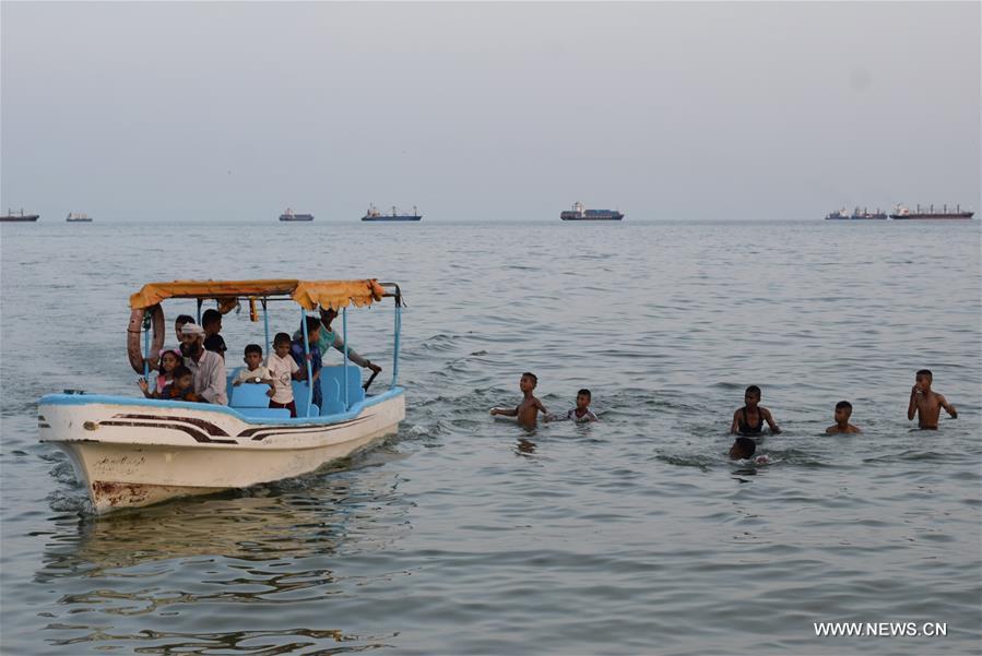 الصورة: يمنيون يحتفلون بعيد الفطر في عدن 